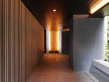 【京都府/京都市中京区下八文字町】ジオ京都堀川三条 共用部：サブエントランスからのアプローチ