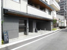 【京都府/京都市中京区下八文字町】ジオ京都堀川三条 外観：来客用駐車場1台、サービス専用駐車スペース1台があります。