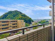 【神奈川県/横須賀市野比】チュリスガーデン湘南野比センター3番館 眺望：※ズーム無し
LDからは緑と海を臨みます(天候による)