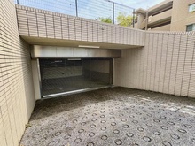 【神奈川県/横須賀市野比】チュリスガーデン湘南野比センター3番館 駐車場：シャッター付き地下駐車場。お車を風雨や塩害から守ることができます。