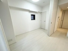 【東京都/港区西新橋】オープンレジデンシア虎ノ門 洋室：（手前）リビングダイニング