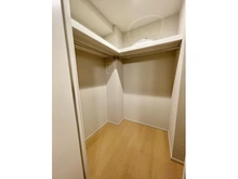 【東京都/港区麻布狸穴町】ブランズ麻布狸穴町 ウォークインクローゼット