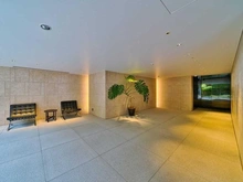 【東京都/港区麻布狸穴町】ブランズ麻布狸穴町 サブエントランス