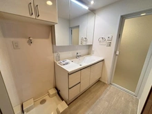 【神奈川県/横浜市中区山下町】プライマリーナ山下公園グレーシアタワー 洗面所：手前：洗濯機置場