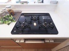 【神奈川県/横浜市神奈川区松見町】WTC菊名マンション キッチン：三口コンロ