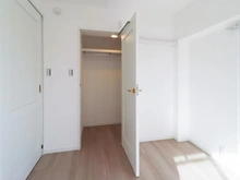 【神奈川県/横浜市神奈川区松見町】WTC菊名マンション 収納：5.7帖洋室