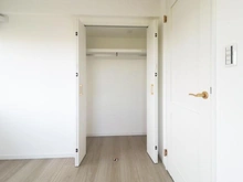 【神奈川県/横浜市神奈川区松見町】WTC菊名マンション 収納：5.6帖洋室