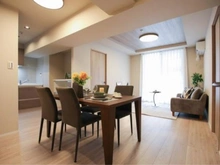 【神奈川県/横浜市中区新山下】ライオンズマンション横濱元町キャナリシア リビング・ダイニング：※家具・調度品等は販売価格に含まれておりません