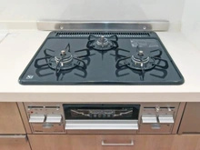 【神奈川県/横浜市磯子区東町】ブライト横濱根岸 キッチン：三口コンロ