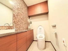 【神奈川県/横浜市中区北仲通】ザ・タワー横浜北仲 トイレ：玄関横