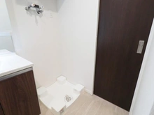 【神奈川県/横浜市南区六ツ川】弘明寺西パーク・ホームズ 洗面所：洗濯防水パン（写真中央下）