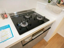 【神奈川県/横浜市中区本牧原】パークシティ本牧F棟 キッチン：三口コンロ