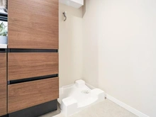 【神奈川県/横浜市中区新山下】ライオンズステージ横濱元町 洗面所：洗濯機置場（写真右）