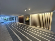 【神奈川県/横浜市磯子区磯子】クレストフォルム横浜根岸 アプローチ