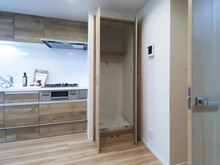 【神奈川県/横浜市神奈川区西大口】妙蓮寺コーポラス キッチン：洗濯機置き場（写真中央）