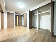 【東京都/新宿区北新宿】ヴェラハイツ新宿 洋室：収納スペース3か所