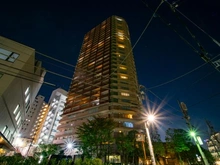 【東京都/新宿区富久町】ローレルコート新宿タワー 外観：写真中央の建物