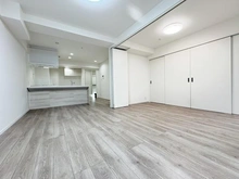 【東京都/新宿区南元町】パインクレスト信濃町 リビングダイニング＆洋室：スライドドアを開けると洋室と一体してご利用いただけます