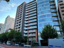 【東京都/新宿区市谷本村町】エステムプラザ市谷外濠公園 外観：写真中央