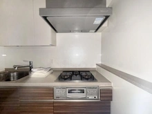 【東京都/新宿区市谷薬王寺町】パークホームズ市谷薬王寺セントガレリア キッチン：※フラッシュを使用しております。