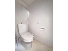 【東京都/新宿区市谷薬王寺町】パークホームズ市谷薬王寺セントガレリア トイレ：※フラッシュを使用しております。