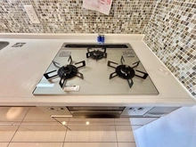 【東京都/新宿区大京町】キングダム御苑 キッチン：三口コンロ