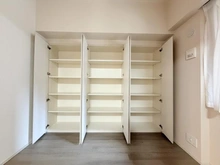 【東京都/新宿区市谷本村町】ザ・パークハウス市ヶ谷 収納：洋室収納