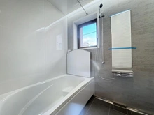 【東京都/新宿区上落合】サンクタスデュオ下落合 コート B 浴室：窓付きの浴室です