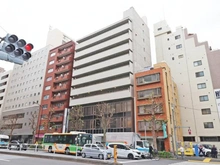 【東京都/新宿区新宿】ニューローレルマンション 外観：写真中央