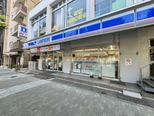 【東京都/新宿区四谷坂町】オープンレジデンシア四谷坂町 ローソン新宿坂町店（現地より約40m）
