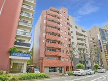 【東京都/新宿区四谷】御苑ハイム 外観：写真中央の建物