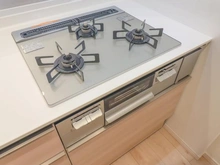 【東京都/足立区中央本町】セザールガーデン五反野 キッチン：三口コンロ