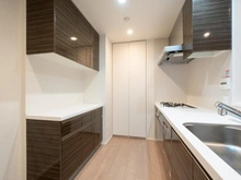 【東京都/北区赤羽南】ザ・パークハウス赤羽イーストウイング キッチン：備付のカップボード（食器棚）あり