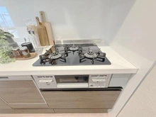 【京都府/京都市上京区室町通今出川下る】リソシエ今出川室町 キッチン：三口コンロ