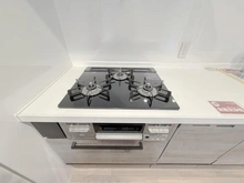 【京都府/京都市中京区西洞院通錦小路下る】ファヴィエ四条西洞院 キッチン：三口コンロ