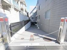 【京都府/京都市北区衣笠御所ノ内町】コンフォールヒルズ衣笠金閣寺道 駐車場：車両出入口