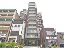 【京都府/京都市山科区安朱中小路町】ファインフラッツ京都山科 外観：写真中央の建物