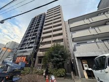 【兵庫県/神戸市中央区下山手通】リーガル神戸三宮山手 外観：写真中央の建物