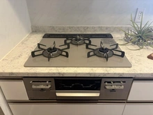 【兵庫県/神戸市中央区海岸通】ワコーレ　ザ・神戸旧居留地レジデンスタワー キッチン：三口コンロ