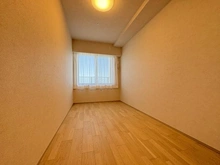 【兵庫県/神戸市中央区下山手通】Burillia Tower神戸元町 洋室：約5.4帖のお部屋です。