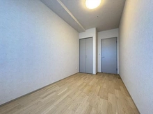 【兵庫県/神戸市中央区下山手通】Burillia Tower神戸元町 洋室：約5.4帖のお部屋です。