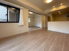 【神奈川県/横浜市旭区鶴ケ峰本町】ステイツ鶴ヶ峰 LDK:左奥は約5.6帖の洋室