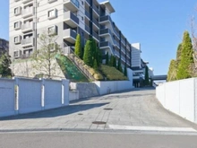 【神奈川県/横浜市旭区白根】レーベンリヴァーレ横濱鶴ヶ峰ヒルズ アプローチ