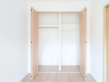 【神奈川県/横浜市泉区緑園】サン・ステージ緑園都市東の街9番館 収納：右の棚は可動棚です。