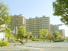 【神奈川県/横浜市泉区緑園】サン・ステージ緑園都市東の街10番館 外観：写真左側10番館