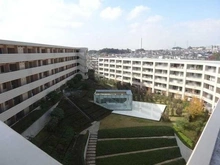 【神奈川県/横浜市青葉区美しが丘西】ルネたまプラーザ B棟 外観：「眺める中庭」が中心にある、マンション。