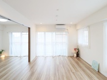【神奈川県/横浜市南区井土ケ谷下町】ライオンズプラザ井土ヶ谷壱番館 LDK：左側に洋室約5.9帖
※家具調度品等は販売価格に含まれておりません