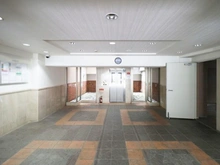 【神奈川県/横浜市保土ケ谷区東川島町】フェイム上星川ヒルサイドテラス エントランス：奥にエレベーター