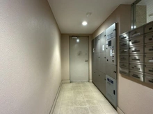 【神奈川県/横浜市保土ケ谷区釜台町】クリオ上星川 宅配BOX：右手前にメールBOX