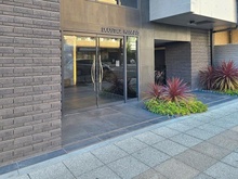 【神奈川県/横浜市中区長者町】デュオステージ関内II エントランス：右側に駐輪場あり